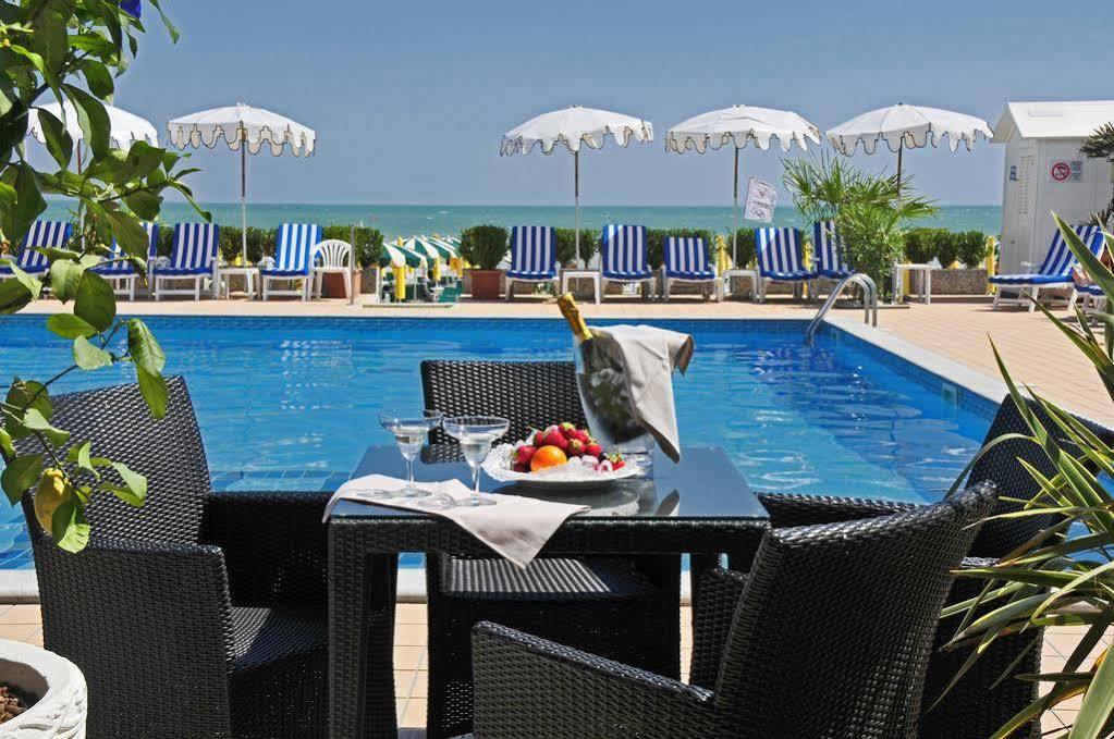 Hotel Plaza Esplanade 3*