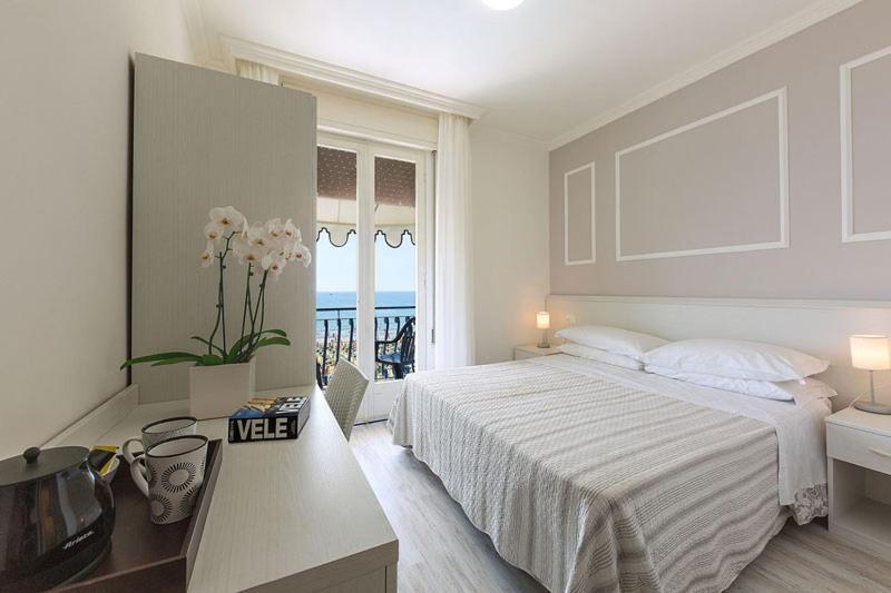 Hotel Plaza Esplanade 3*